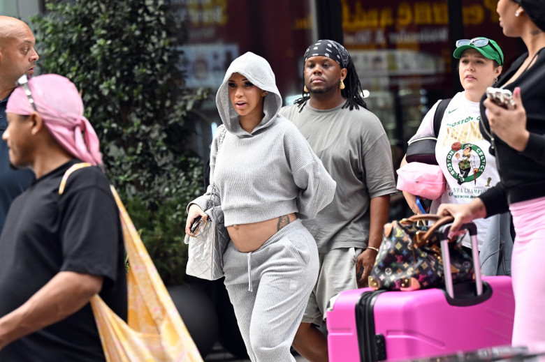 EXCLUSIVE **EXCLUSIVE PREMIUM RATES APPLY**Cardi B Seen For The First Time Since Announcing Her Pregnancy And Filing From Divorce From Offset