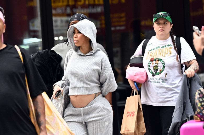 EXCLUSIVE **EXCLUSIVE PREMIUM RATES APPLY**Cardi B Seen For The First Time Since Announcing Her Pregnancy And Filing From Divorce From Offset