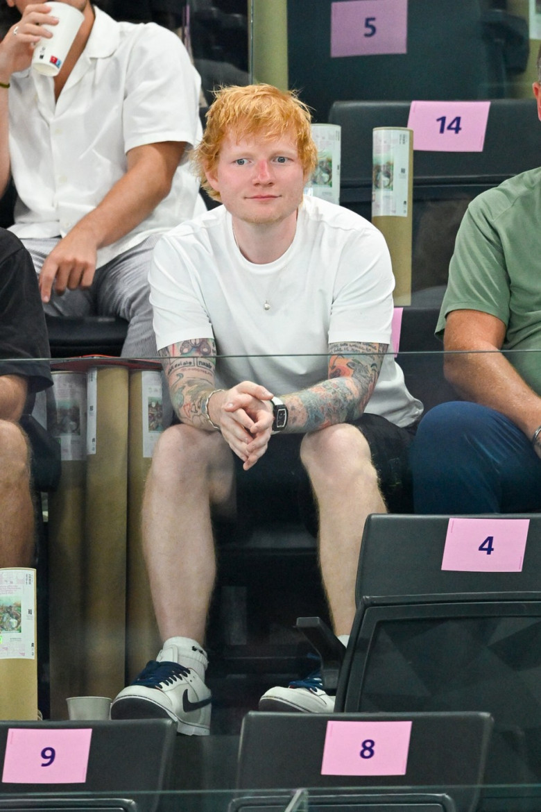 Ed Sheeran assiste aux épreuve de gymnastiques lors des Jeux Olympiques de Paris 2024 (JO) au Palais omnisports Bercy Arena