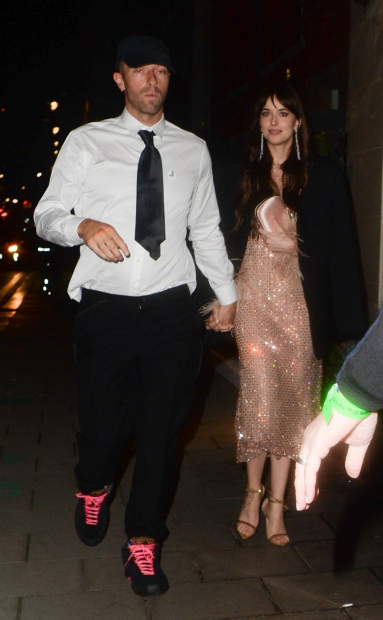 *EXCLUSIVE*  *WEB MUST CALL FOR PRICING* Cold play star Chris Martin and longtime girlfriend Dakota Johnson spotted at the Claridges Hotel in London.