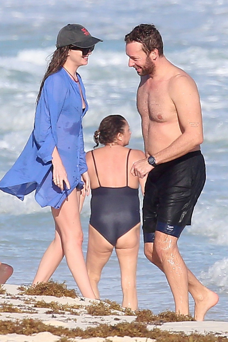 *PREMIUM-EXCLUSIVE* Chris Martin and Dakota Johnson displayed their beach-ready bodies while Holidaying in Mexico! **WEB EMBARGO UNTIL 7 PM ET on December 31, 2021**