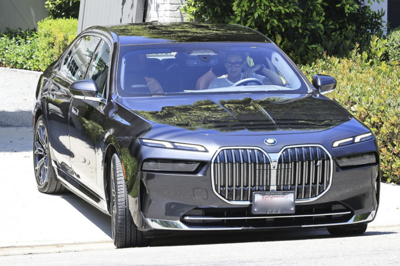 Jennifer Garner waves to photographers after visiting Ben Affleck on his 52nd birthday