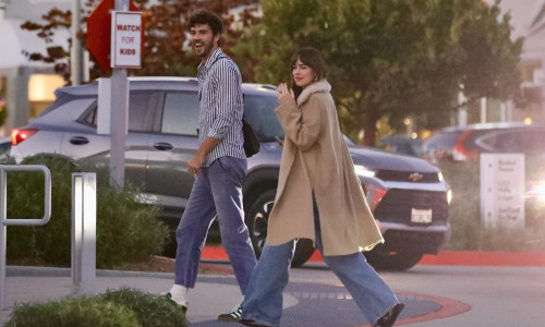 *PREMIUM-EXCLUSIVE* Dakota Johnson is seen for the first time since reports of her and Chris Martin's SPLIT as she rocks her engagement ring with friends Jeremy Allen White and Blake Lee