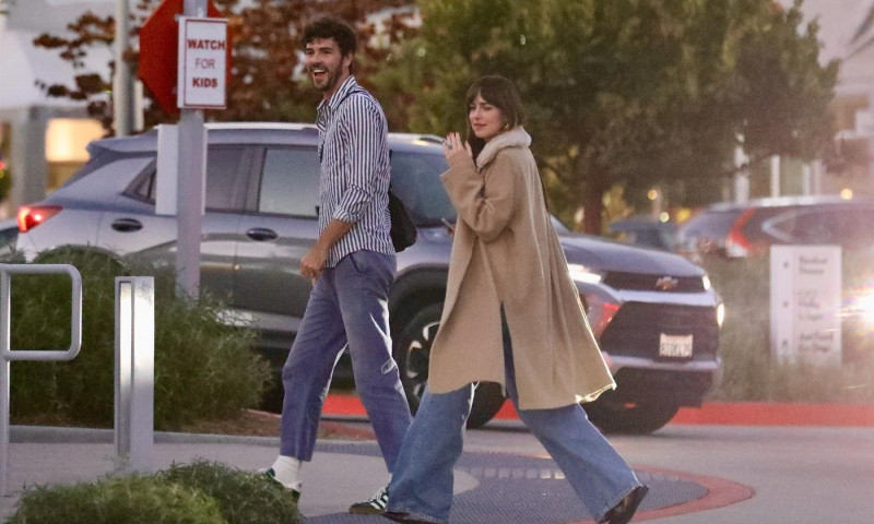 *PREMIUM-EXCLUSIVE* Dakota Johnson is seen for the first time since reports of her and Chris Martin's SPLIT as she rocks her engagement ring with friends Jeremy Allen White and Blake Lee