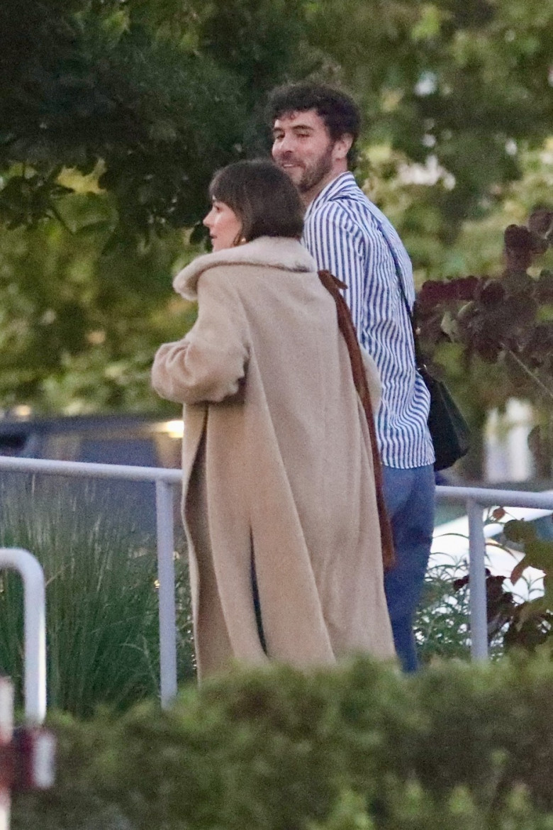 *PREMIUM-EXCLUSIVE* Dakota Johnson is seen for the first time since reports of her and Chris Martin's SPLIT as she rocks her engagement ring with friends Jeremy Allen White and Blake Lee