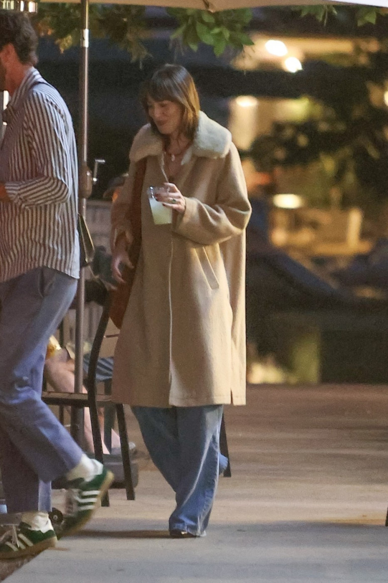 *PREMIUM-EXCLUSIVE* Dakota Johnson is seen for the first time since reports of her and Chris Martin's SPLIT as she rocks her engagement ring with friends Jeremy Allen White and Blake Lee