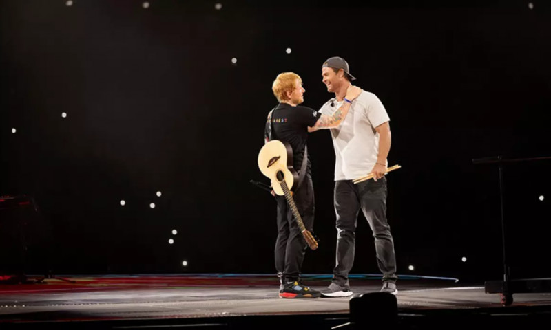 Actorul Chris Hemsworth a cantat la Bucuresti alaturi de Ed Sheeran: „Te-ai descurcat foarte bine”