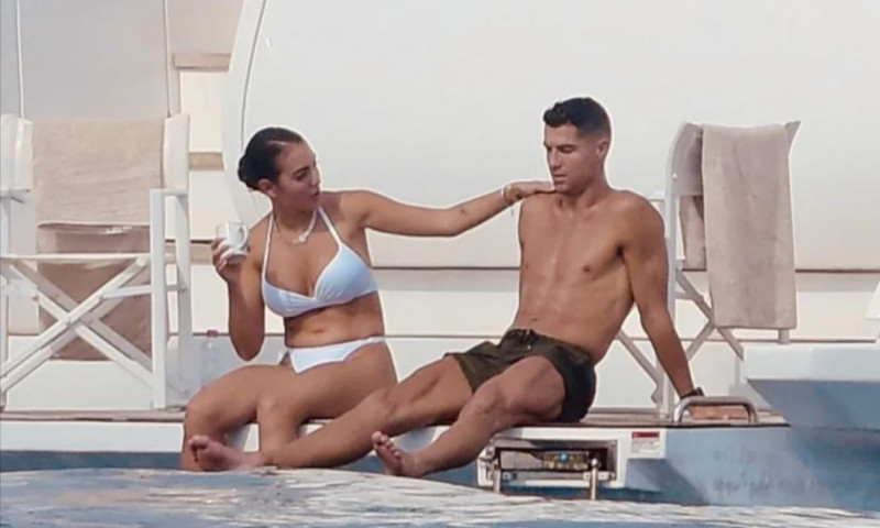 (FOTO) Cristiano Ronaldo surprins in ipostaze fierbinti alaturi de Georgina Rodriguez