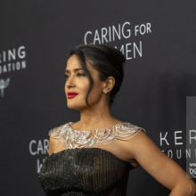 Salma Hayek, apariție spectaculoasă la 59 de ani. Actrița și-a sărbătorit ziua în costum de baie roșu, pe un iaht de lux