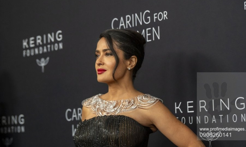 Salma Hayek, apariție spectaculoasă la 59 de ani. Actrița și-a sărbătorit ziua în costum de baie roșu, pe un iaht de lux