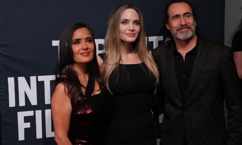 Angelina Jolie si Salma Hayek au intors toate privirile la Festivalul Internatinoal de Film de la Toronto