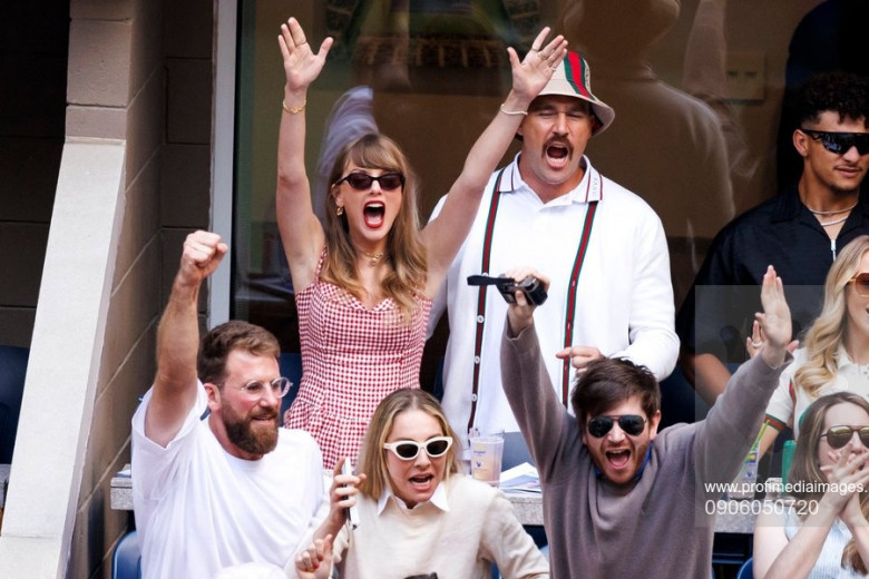 Taylor Swift and Travis Kelce put on a VERY loved-up display at the US Open