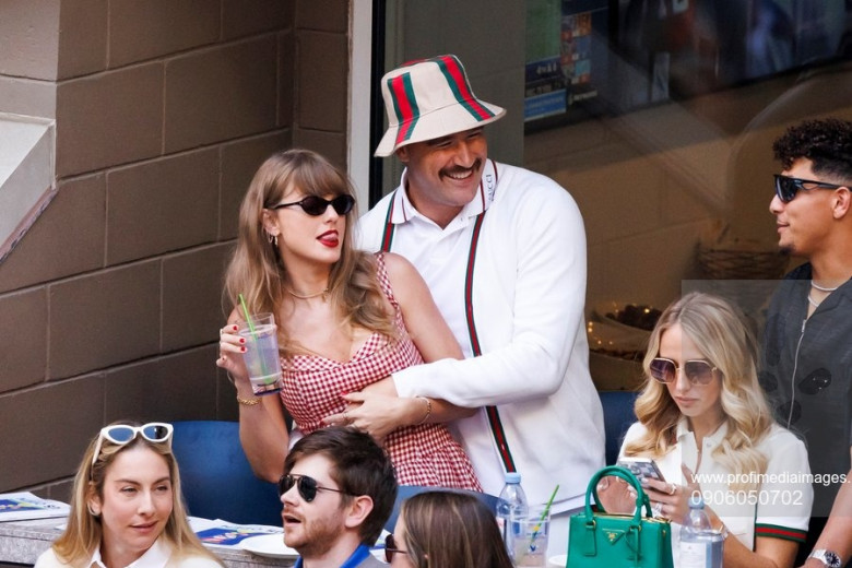 Taylor Swift and Travis Kelce put on a VERY loved-up display at the US Open