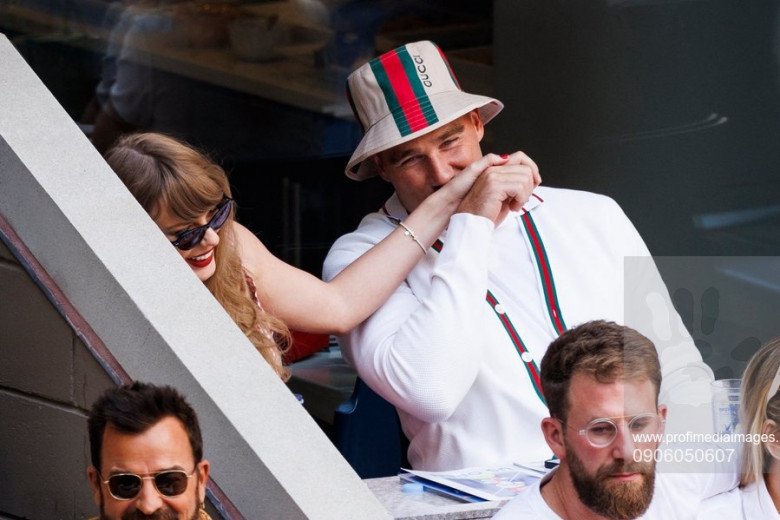 Taylor Swift and Travis Kelce put on a VERY loved-up display at the US Open