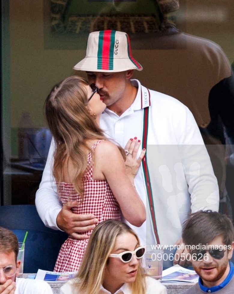 Taylor Swift and Travis Kelce put on a VERY loved-up display at the US Open