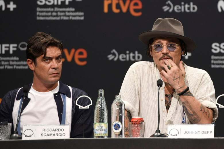 Riccardo Scarmarcio und Johnny Depp bei der Pressekonferenz zum Kinofilm 'Modi - Three Days on the Wings of Madness' auf dem 72. Internationalen Filmfestival San Sebastian / Festival Internacional de Cine de San Sebastin im Kursaal. San Sebastian, 24.09.2