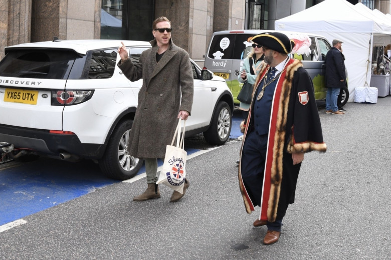 Damian Lewis with his partner Alison Mosshart have fun together at the London Sheep Drive