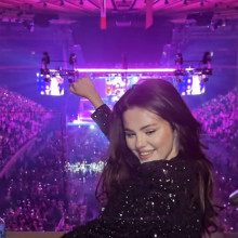 (VIDEO) Selena Gomez danseaza provocator in bratele unui alt barbat decat Benny Blanco