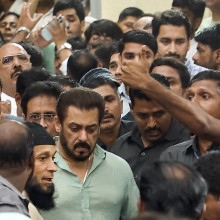 Salman Khan si Iulia Vantur au fost amenintati cu moartea de unul dintre cei mai periculosi interlopi din India. Cel mai bun prieten al actorului a fost ucis