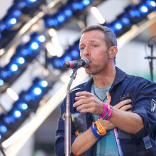 (VIDEO) Vezi momentul in care Chris Martin cade in interiorul scenei in timpul unui concert.