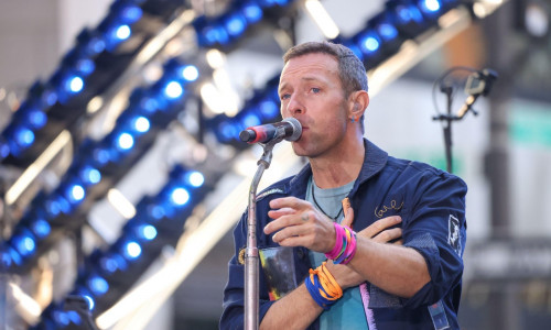 New York, United States. 08th Oct, 2024. Vocalist Chris Martin along with his band Coldplay during a performance on a television show at Rockefeller Plaza in New York City in the United States on the morning of Tuesday, October 8, 2024. Credit: Brazil Pho