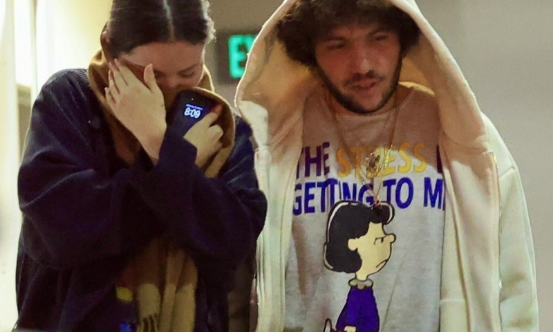 Benny Blanco o protejeaza pe Selena Gomez de paparazzi, dupa atacurile online legate de silueta ei: „Nu-mi pasa ca nu arat ca un model...”