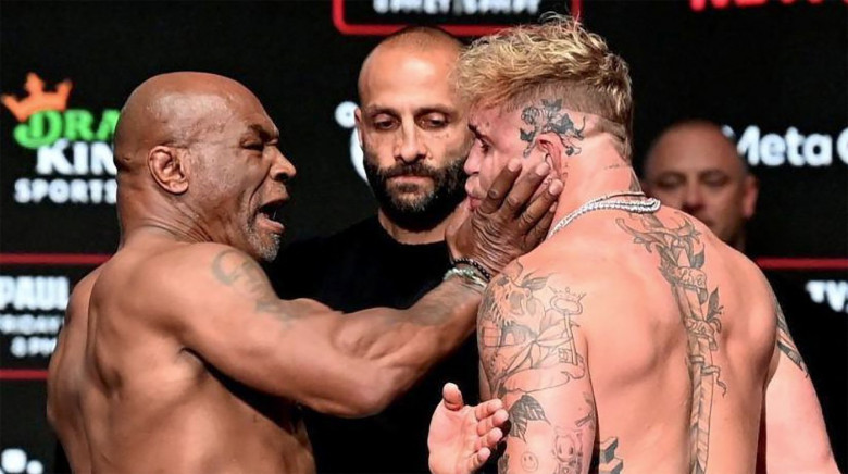 Mike Tyson gifle Jake Paul lors de leur ultime face-à-face avant de monter sur le ring au Stadium d’Arlington au Texas