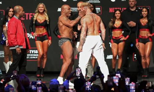 Mike Tyson gifle Jake Paul lors de leur ultime face-à-face avant de monter sur le ring au Stadium d’Arlington au Texas