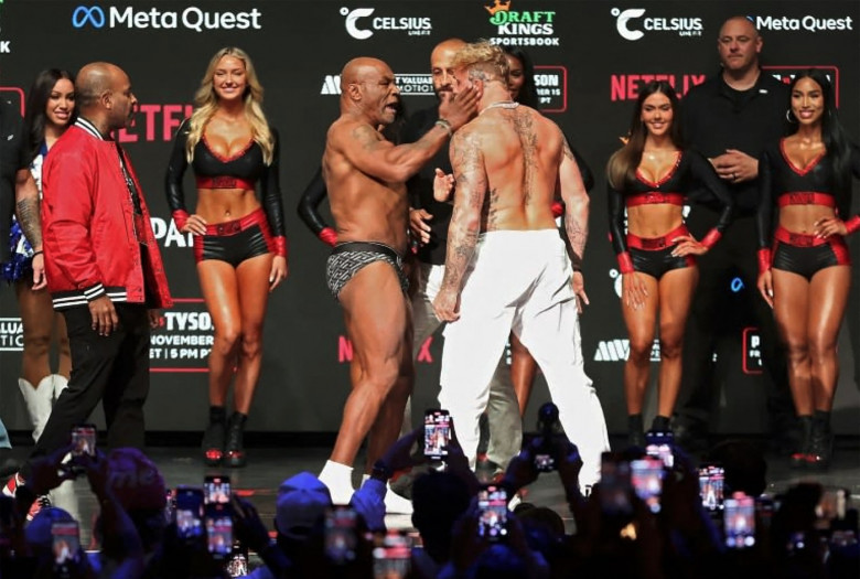 Mike Tyson gifle Jake Paul lors de leur ultime face-à-face avant de monter sur le ring au Stadium d’Arlington au Texas