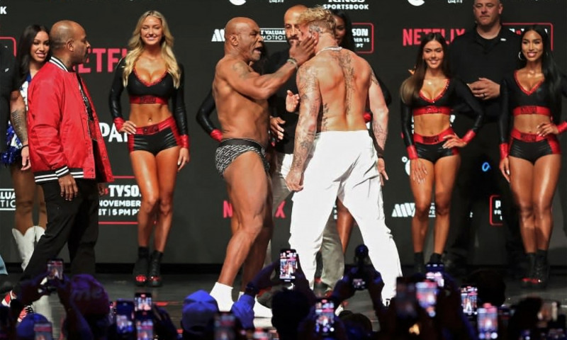 Mike Tyson gifle Jake Paul lors de leur ultime face-à-face avant de monter sur le ring au Stadium d’Arlington au Texas