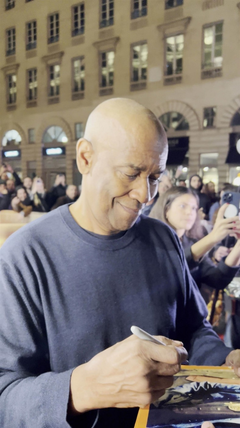 *EXCLUSIVE* Denzel Washington arrives at the premiere of his film Gladiator 2 in Paris, he is cheered by his fans and he asks them to calm down,