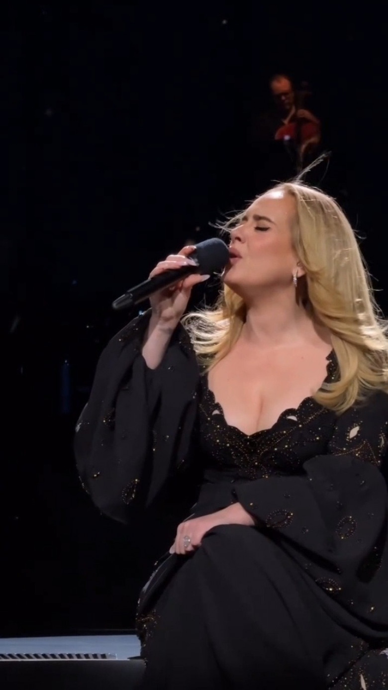 Adele wows fans singing in socks during Las Vegas Weekend 50 show