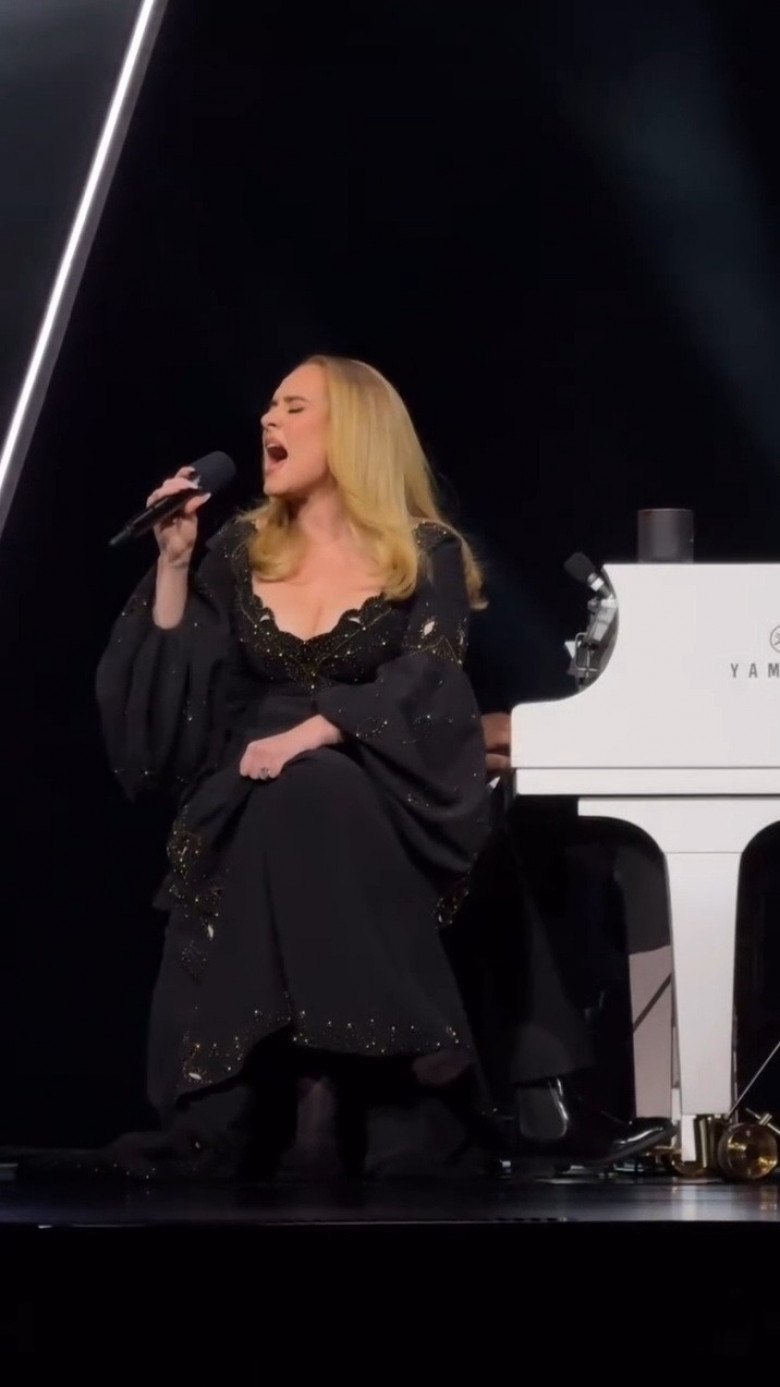 Adele wows fans singing in socks during Las Vegas Weekend 50 show