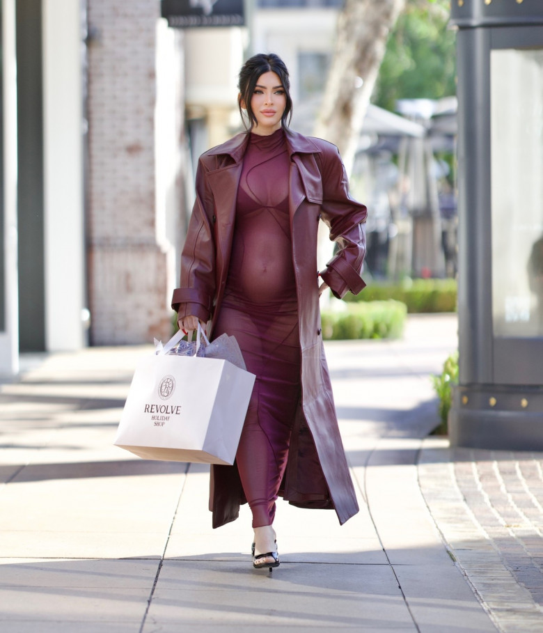 *PREMIUM-EXCLUSIVE*  Megan Fox Shows Off Her Baby Bump for the First Time While Shopping at Revolve’s Holiday Shop at The Grove