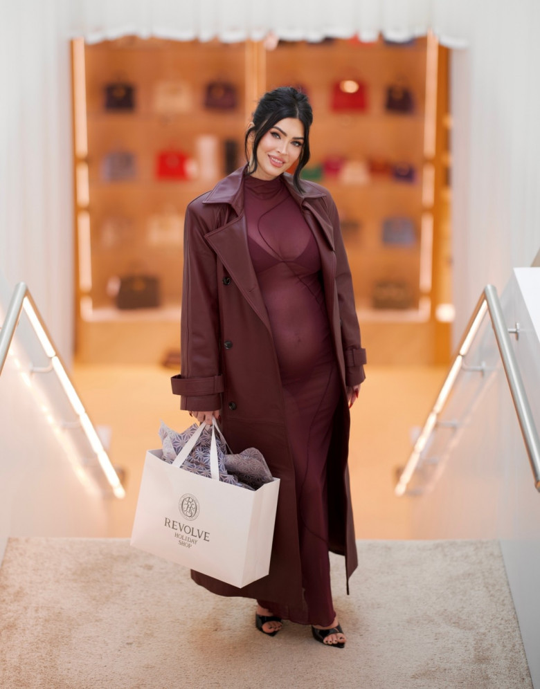 *PREMIUM-EXCLUSIVE*  Megan Fox Shows Off Her Baby Bump for the First Time While Shopping at Revolve’s Holiday Shop at The Grove