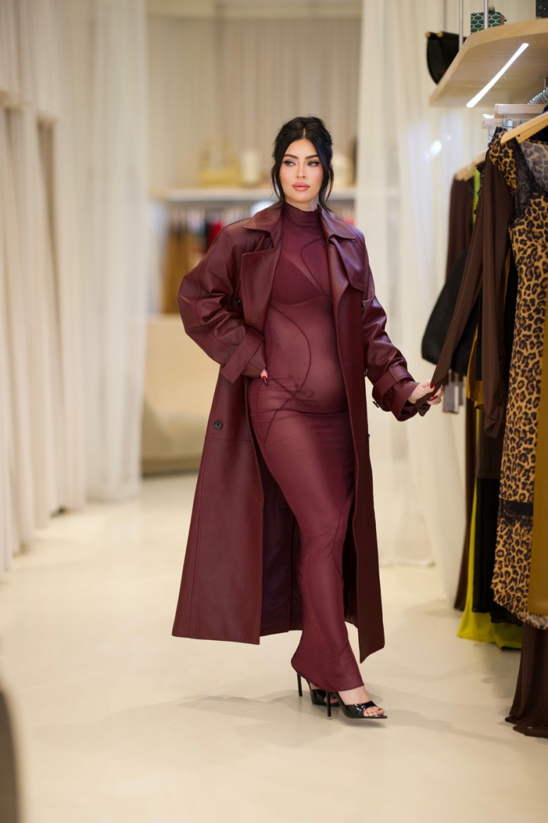 *PREMIUM-EXCLUSIVE*  Megan Fox Shows Off Her Baby Bump for the First Time While Shopping at Revolve’s Holiday Shop at The Grove