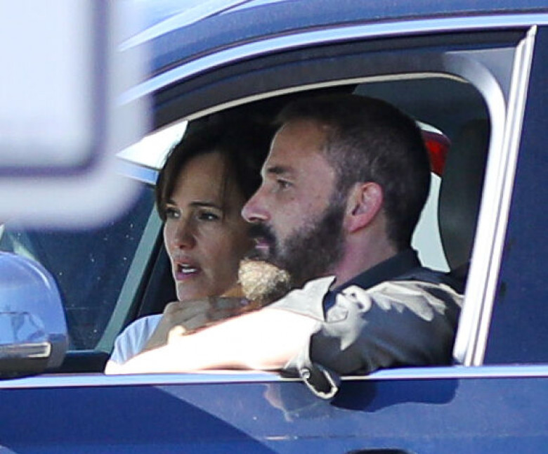 PREMIUM EXCLUSIVE Ben Affleck and Jennifer Garner very close for Thanksgiving