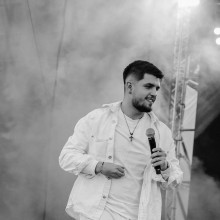 Babasha, lovit cu sticle pe scenă la Moldova Nouă. Concertul s-a încheiat brusc