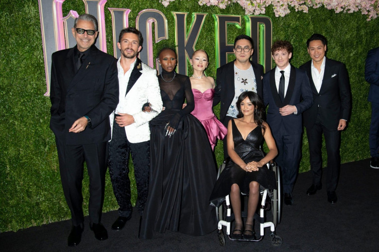 Jeff Goldblum, Marc Platt, Jonathan Bailey, Cynthia Erivo, Ariana Grande, Bowen Yang, Marissa Bode, Ethan Slater und Jon M. Chu bei der Premiere des Kinofilms 'Wicked' im Museum of Modern Art. New York, 14.11.2024