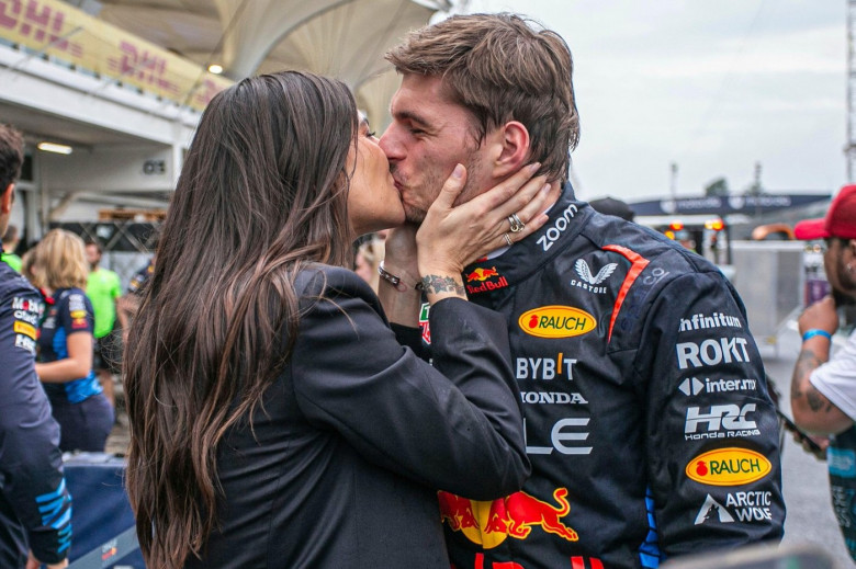 03.11.2024, Autodromo Jose Carlos Pace, Interlagos, FORMULA 1 LENOVO GRANDE PREMIO DE SAO PAULO 2024, in the picture partner Kelly Piquet kisses Max Verstappen (NLD), Oracle Red Bull Racing after his victory.