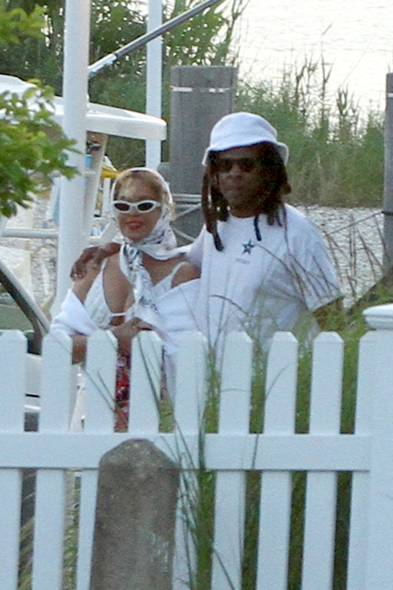 EXCLUSIVE **EXCLUSIVE ALLROUNDER** **EXCLUSIVE** Beyonce And Jay Z Go For A Boat Ride In The Hamptons