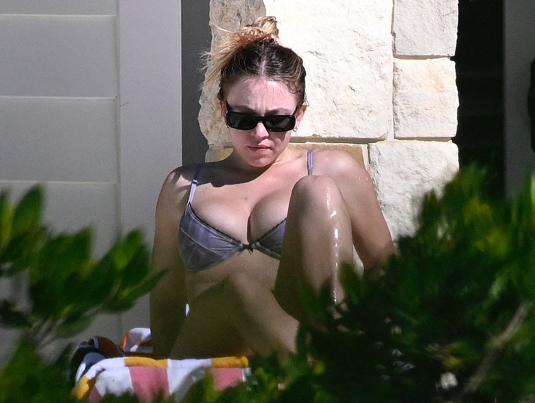 PREMIUM EXCLUSIVE: *NO WEB UNTIL 5PM EST 12TH DEC* Sydney Sweeney shows off her sensational bikini body as she relaxes at her stunning $13 million waterfront mansion in the Florida Keys