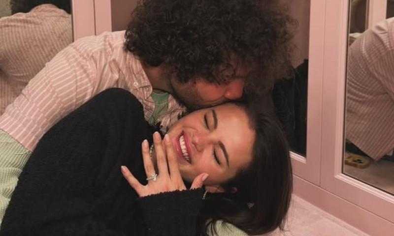 Selena Gomez si Benny Blanco s-au logodit! Vezi cum arata inelul primit de cantareata