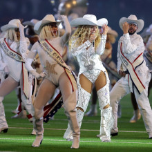 Beyonce a revenit spectaculos pe scena la un meci de fotbal american! Artista a interpretat hituri de pe noul album si a surprins cu o intrare pe un cal alb