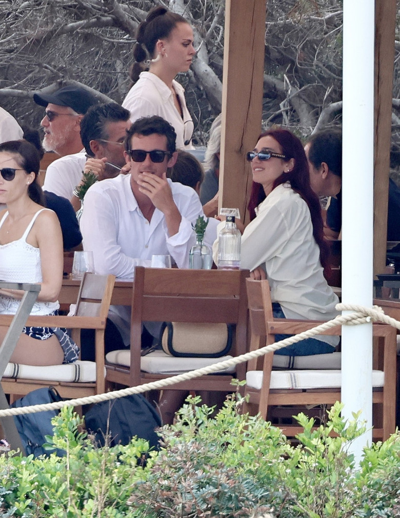 *PREMIUM-EXCLUSIVE* STRICTLY NOT AVAILABLE FOR ONLINE USAGE UNTIL 22:00PM UK TIME ON 01/09/2024 - MUST CALL FOR PRICING BEFORE USAGE - Popstar Dua Lipa and her actor boyfriend Callum Turner pack on the PDA while enjoying a smoke, a drink and a bite to eat