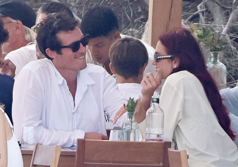 *PREMIUM-EXCLUSIVE* STRICTLY NOT AVAILABLE FOR ONLINE USAGE UNTIL 22:00PM UK TIME ON 01/09/2024 - MUST CALL FOR PRICING BEFORE USAGE - Popstar Dua Lipa and her actor boyfriend Callum Turner pack on the PDA while enjoying a smoke, a drink and a bite to eat
