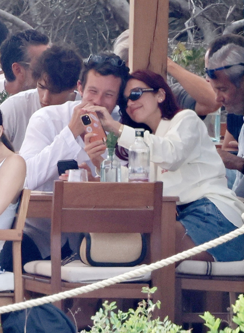 *PREMIUM-EXCLUSIVE* STRICTLY NOT AVAILABLE FOR ONLINE USAGE UNTIL 22:00PM UK TIME ON 01/09/2024 - MUST CALL FOR PRICING BEFORE USAGE - Popstar Dua Lipa and her actor boyfriend Callum Turner pack on the PDA while enjoying a smoke, a drink and a bite to eat