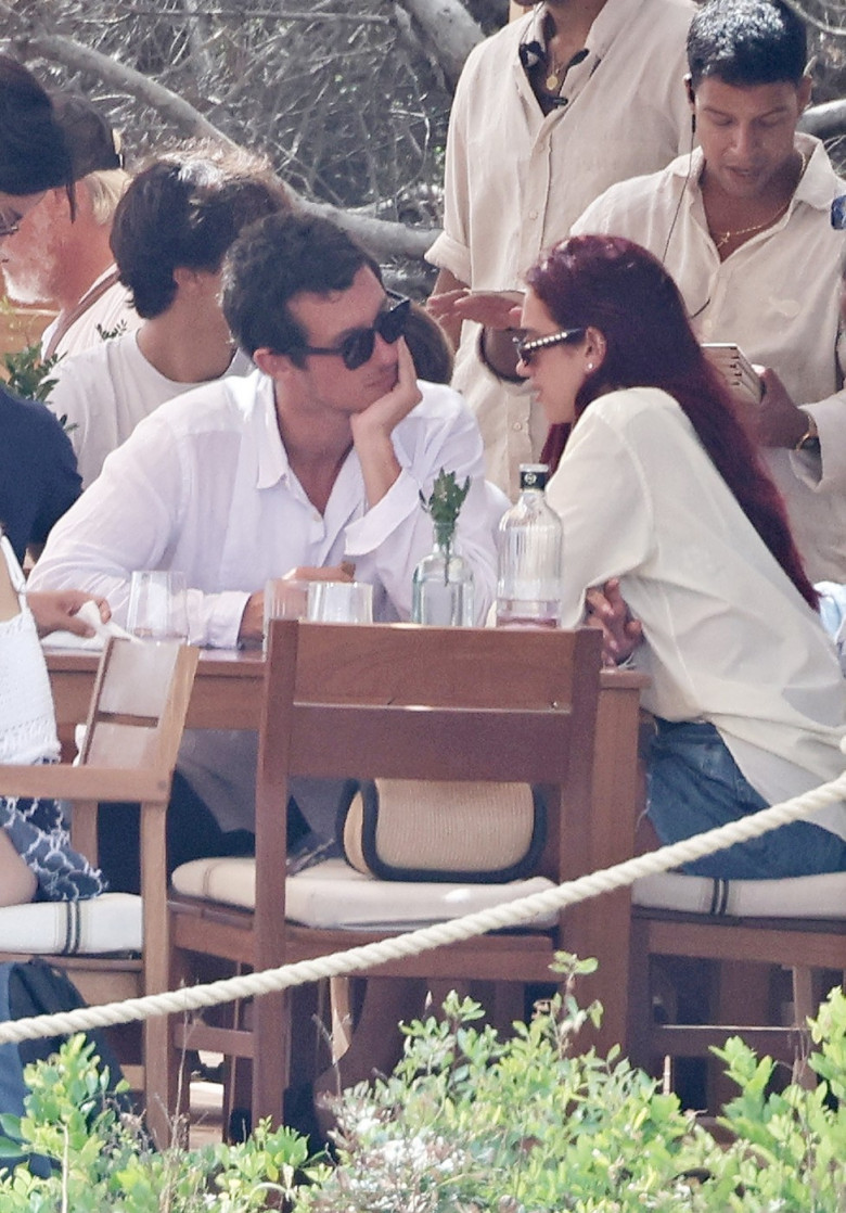 *PREMIUM-EXCLUSIVE* STRICTLY NOT AVAILABLE FOR ONLINE USAGE UNTIL 22:00PM UK TIME ON 01/09/2024 - MUST CALL FOR PRICING BEFORE USAGE - Popstar Dua Lipa and her actor boyfriend Callum Turner pack on the PDA while enjoying a smoke, a drink and a bite to eat