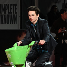 Timothee Chalamet, amendat cu 65 de lire sterline pentru ca nu a parcat corespunzator bicicleta cu care a venit la premiera „A Complete Unknown” de la Londra