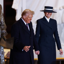 Melania Trump surprinde cu o palarie spectaculoasa in ziua investirii lui Donald Trump, marcand un moment rar in moda Primelor Doamne